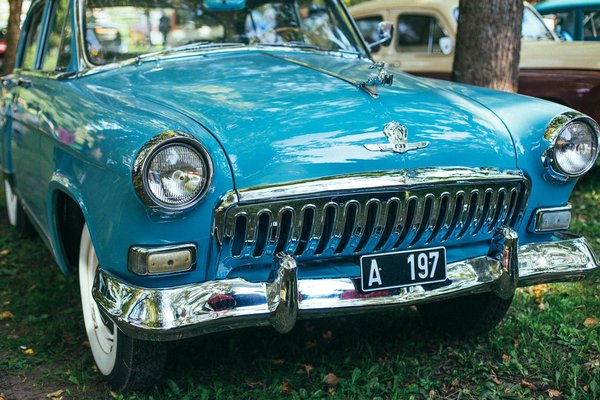 What's the Best Strategy for Mixing Prints in Your Outfit Without Clashing?